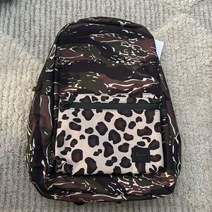 New With Tags Herschel Settlement Tiger Camo Leopard 30L Classic X-L Backpack